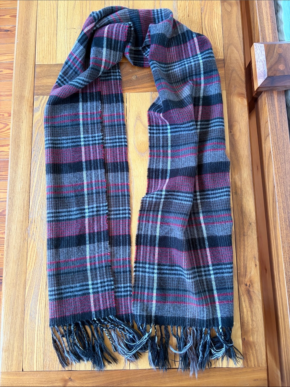 100% Cashmere Scarf Made in Scotland Plaid Tartan Fringe Red Black Gray White
